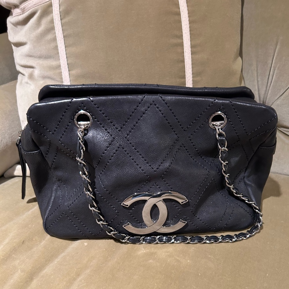 Chanel vintage 2007 calfskin CC logo handbag.
